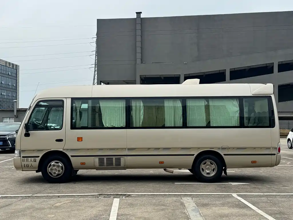 Toyota Coaster — миниатюра 4