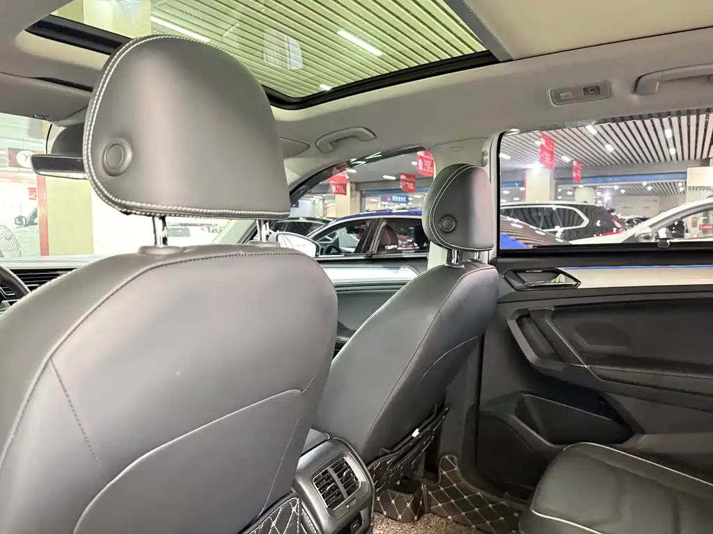 Volkswagen Tiguan L PHEV — миниатюра 9
