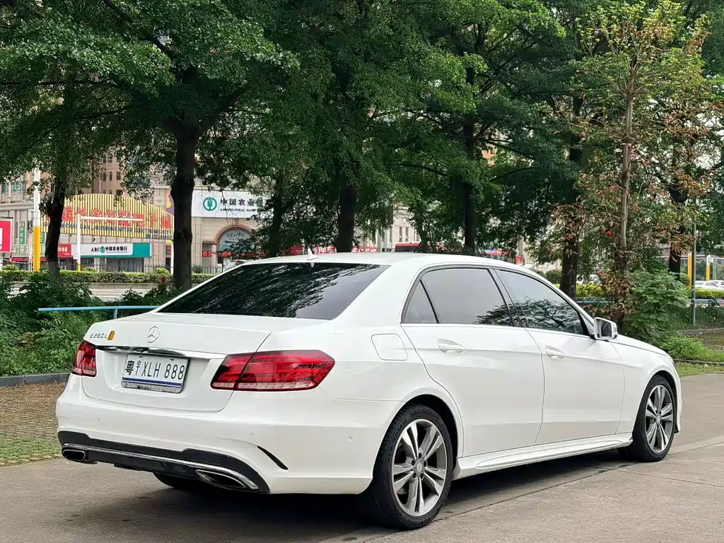 Mercedes-Benz E-Class — миниатюра 7