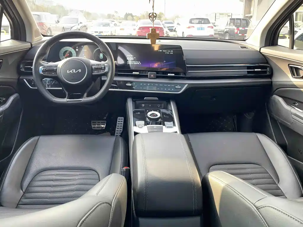 KIA LION PLATINUM EXPANDS THE WORLD