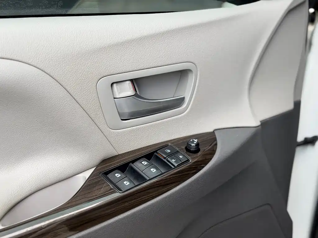Toyota Sienna — миниатюра 5