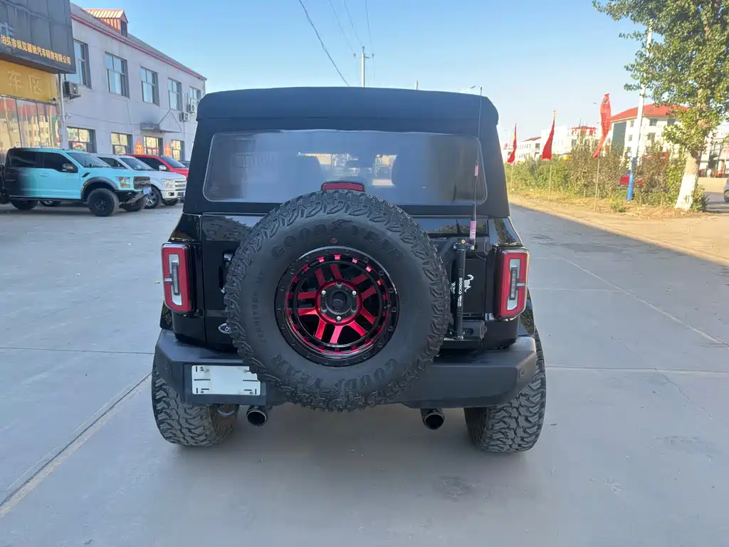 Ford Bronco (Import) — миниатюра 5