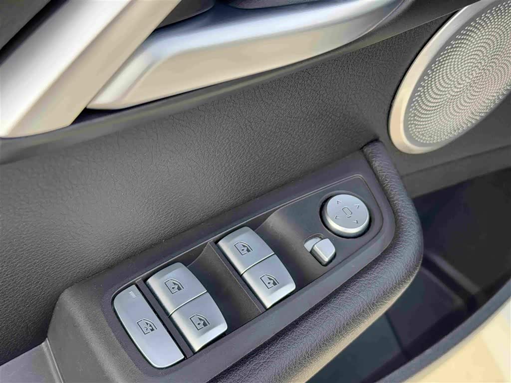 BMW 1 Series 1.5 л 2023 г. Белый, пробег 43000 км