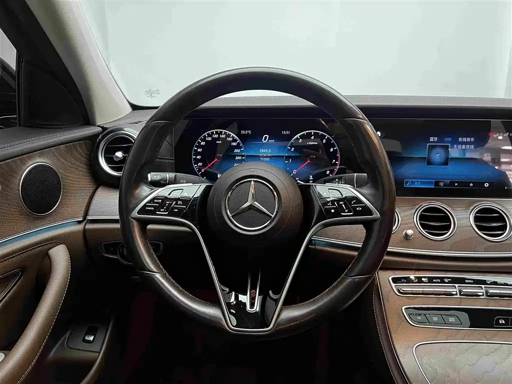 Mercedes-Benz E-Class — миниатюра 7