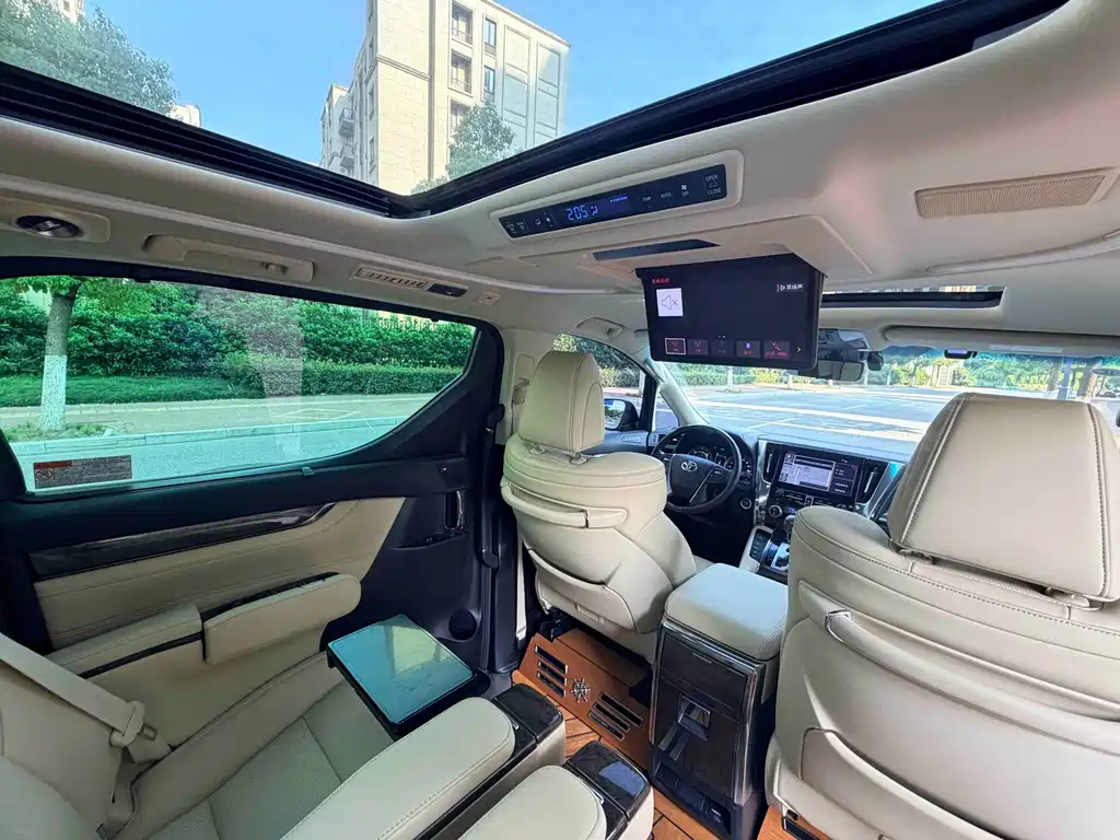 Toyota Vellfire — миниатюра 6
