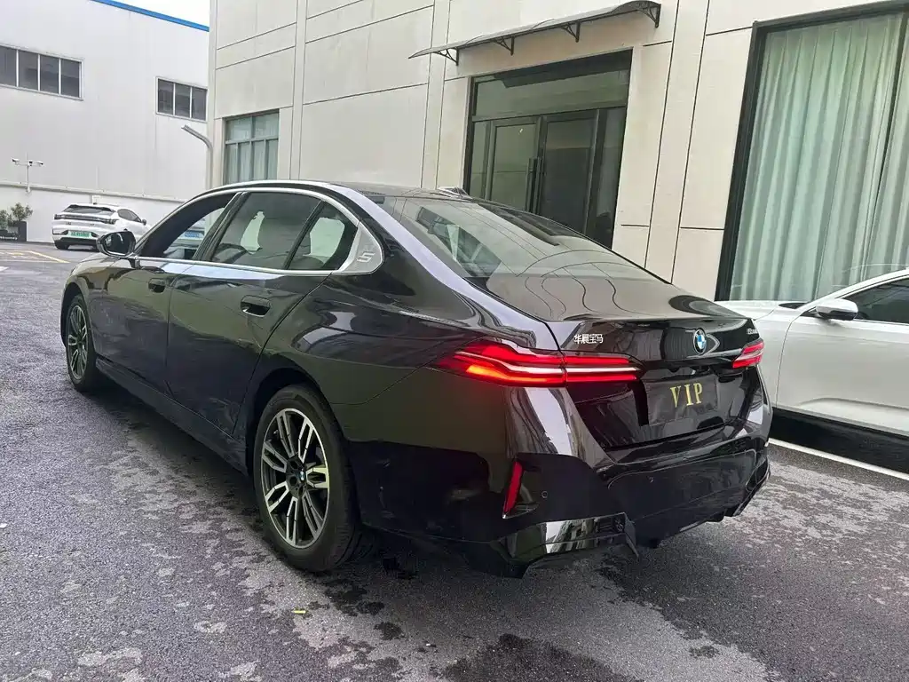 BMW 5 Series — миниатюра 7