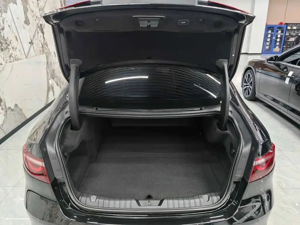 Jaguar XFL — миниатюра 13