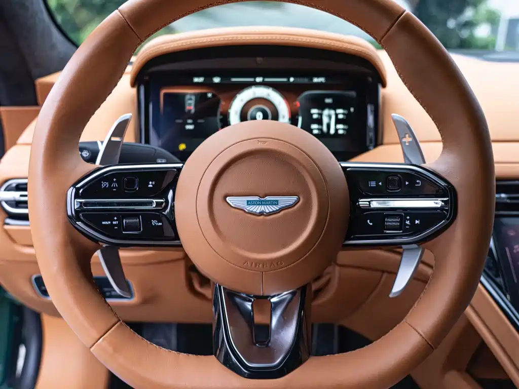 Aston Martin DB12 — миниатюра 17