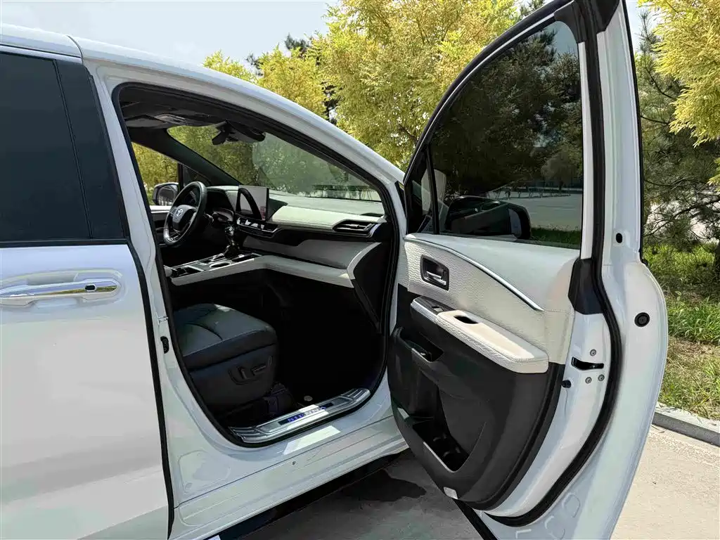 Toyota Sienna — миниатюра 20