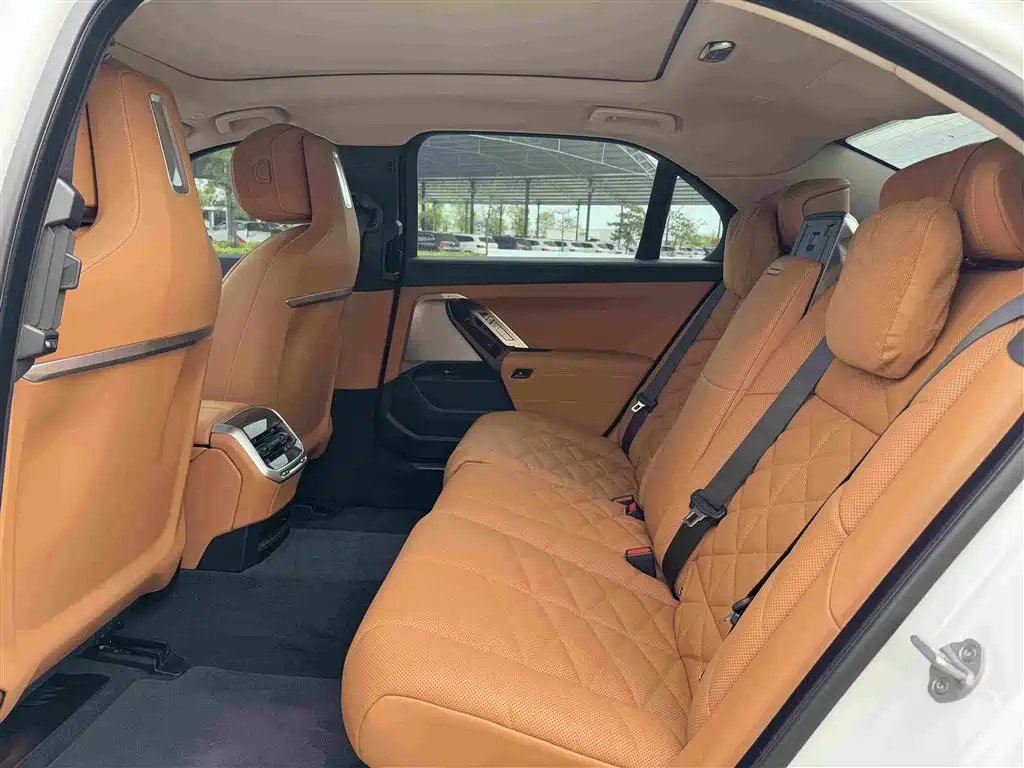 BMW 7 Series — миниатюра 14