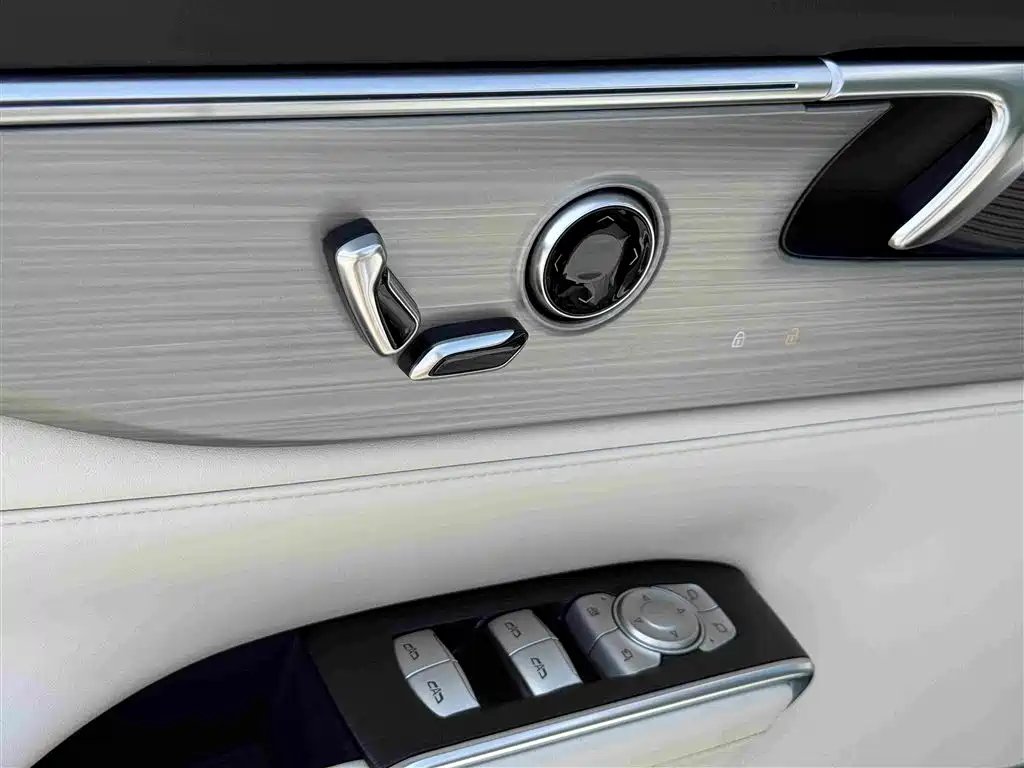 Buick GL8 Hybrid — миниатюра 8