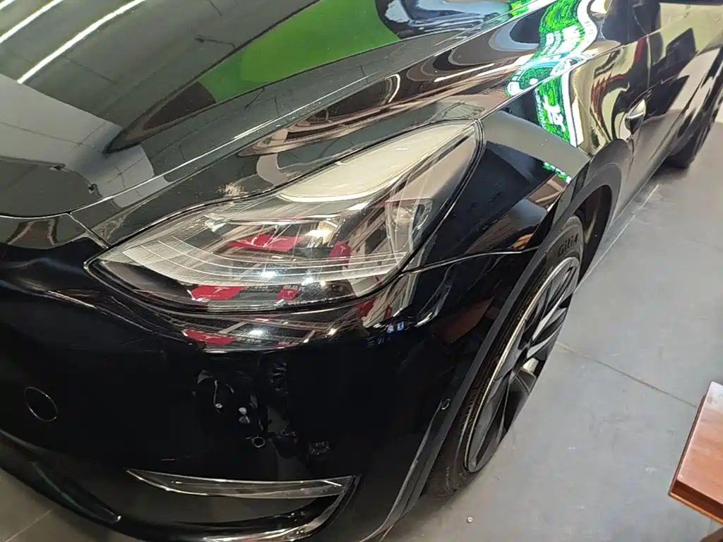 Tesla Model Y — миниатюра 24