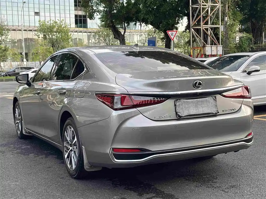 Lexus ES — миниатюра 7