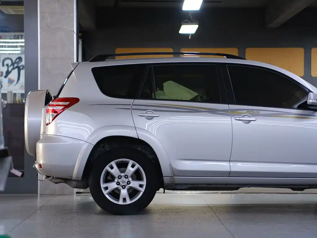 Toyota RAV4 — миниатюра 8