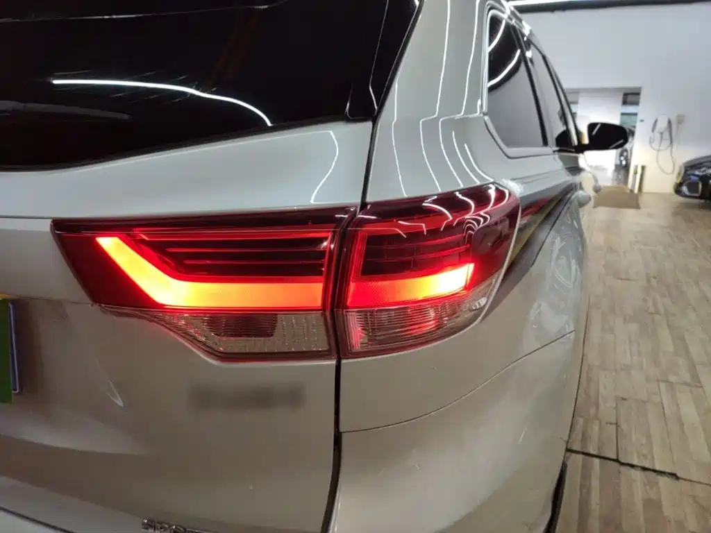 Toyota Highlander 2015 2.0T Luxury 7 мест