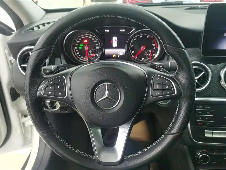 MERCEDES-BENZ GLA