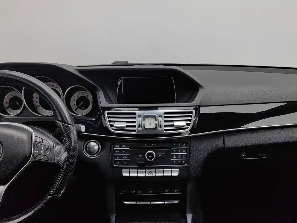 Mercedes-Benz E-Class — миниатюра 12