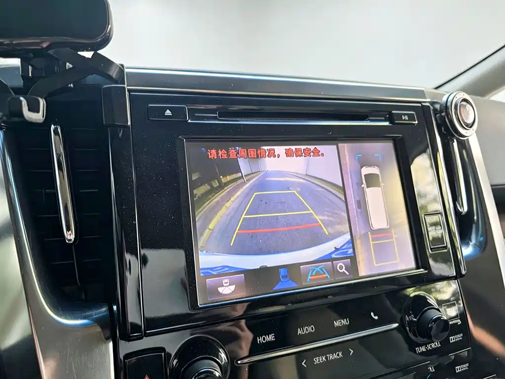 Toyota Alphard — миниатюра 17