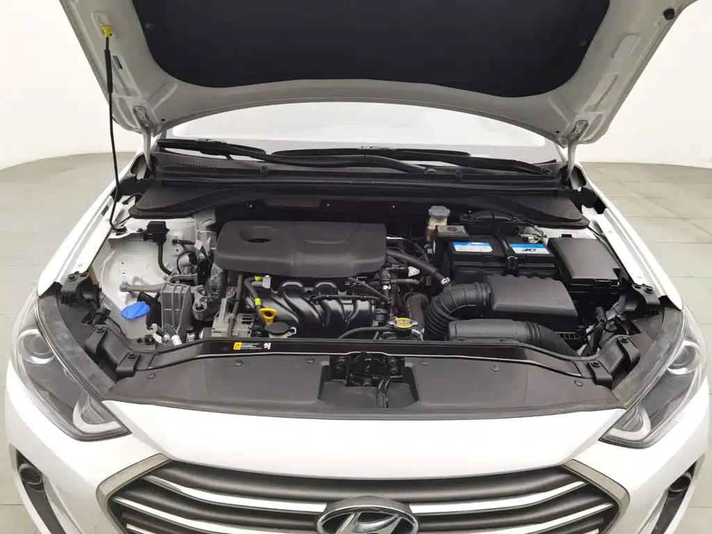 Hyundai Elantra — миниатюра 6
