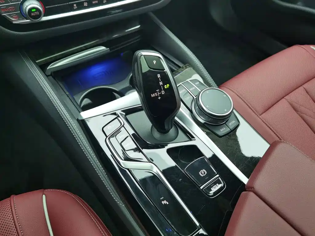 BMW 5 Series — миниатюра 13