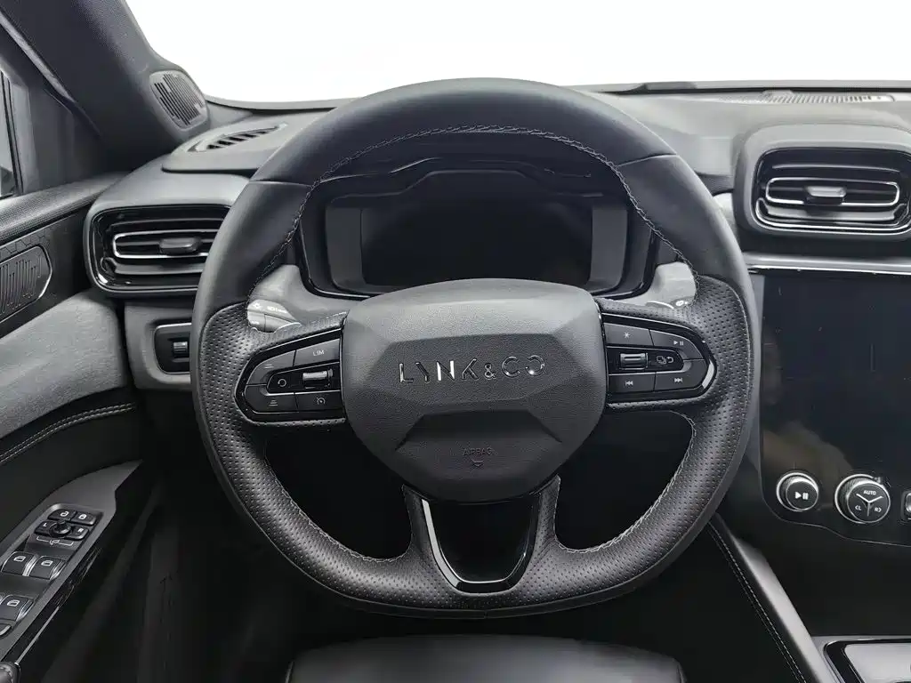 Lynk & Co 03 — миниатюра 11