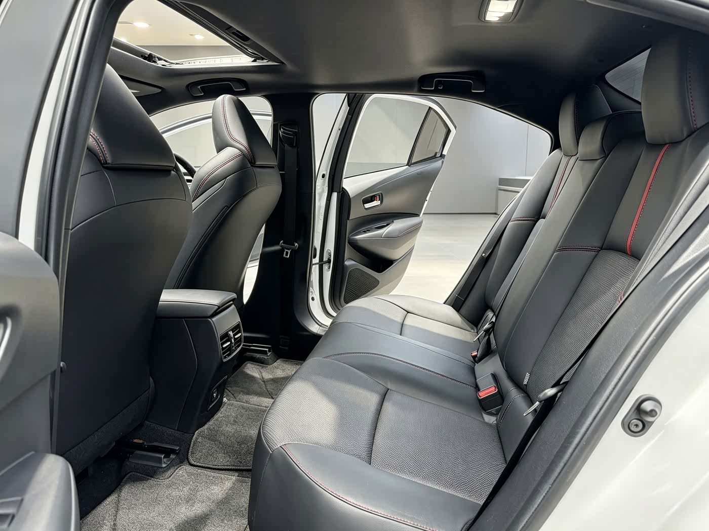Toyota Levin 1.2 л 2023 г. Белый, пробег 18000 км