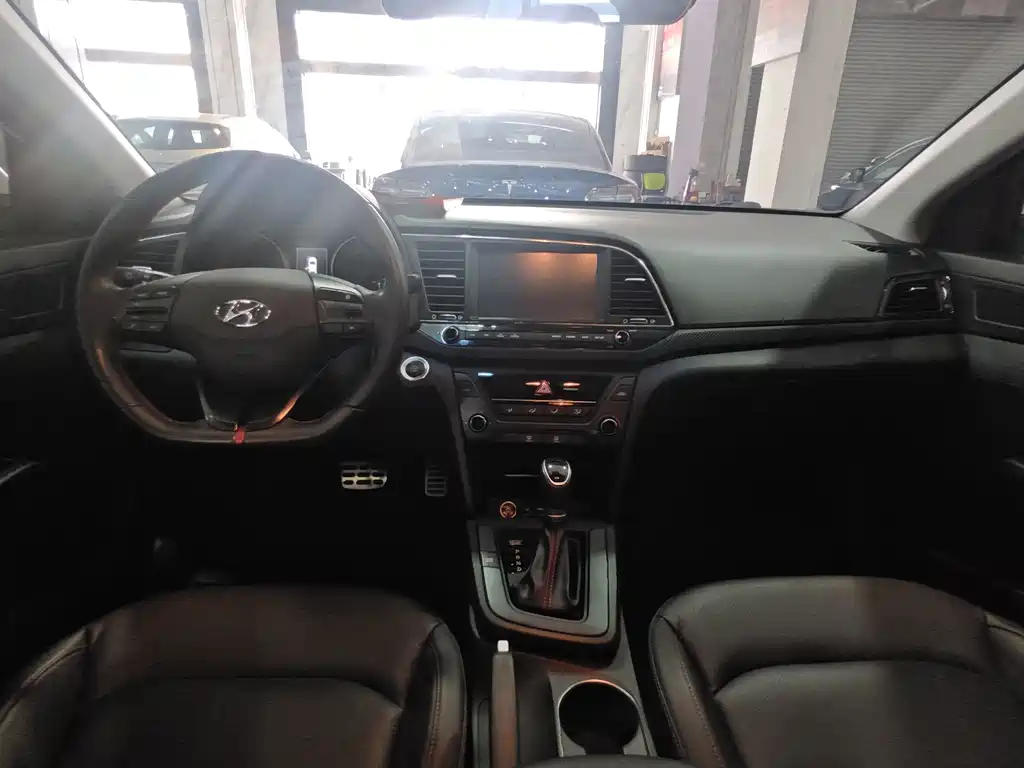 Hyundai Elantra — миниатюра 6