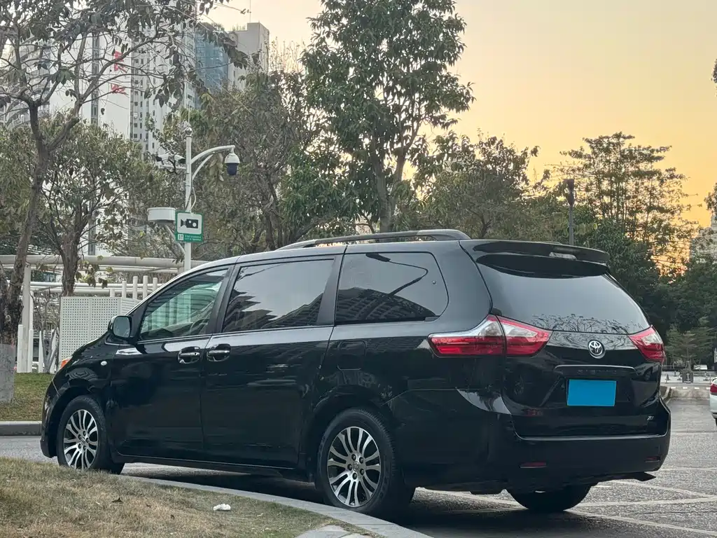 TOYOTA SIENNA