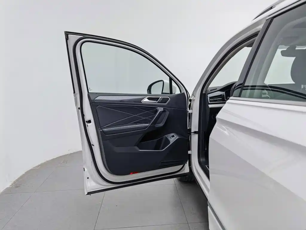 Volkswagen Tiguan L — миниатюра 8