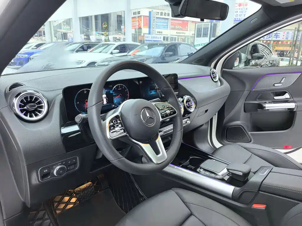 MERCEDES-BENZ GLA