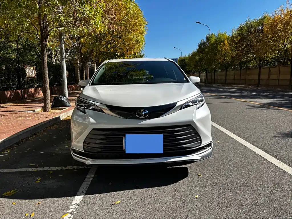 Toyota Sienna — миниатюра 2