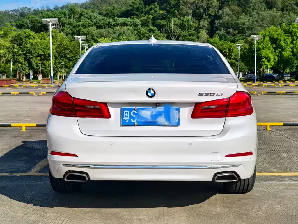 BMW 5 Series — миниатюра 9