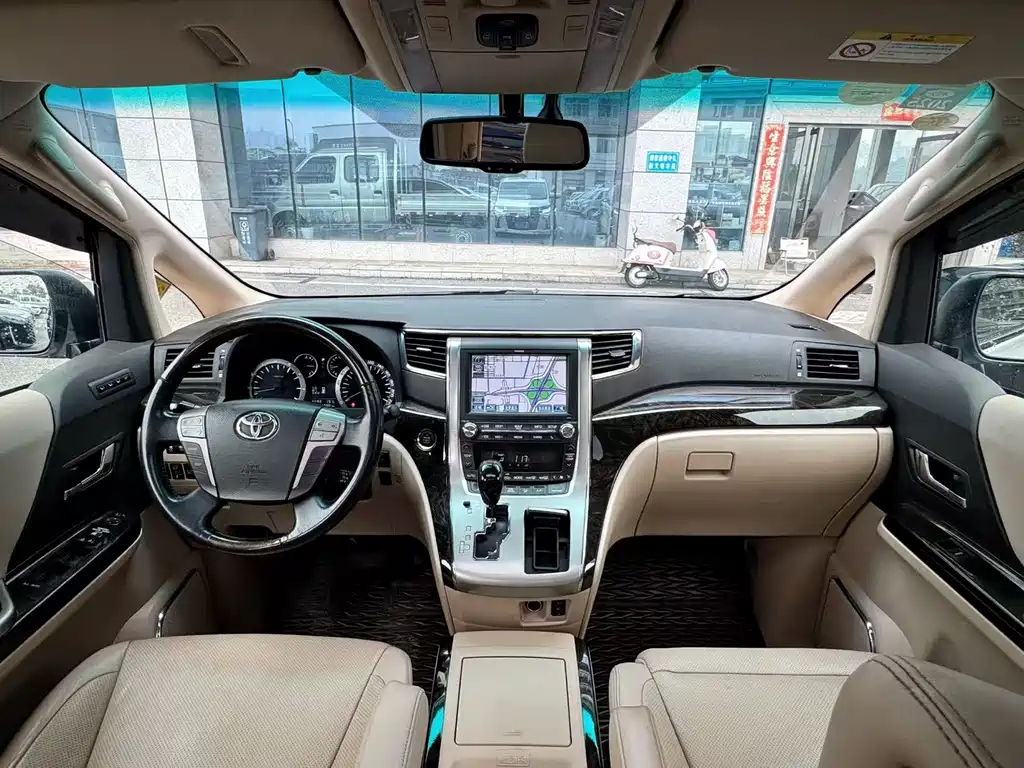 Toyota Alphard — миниатюра 5