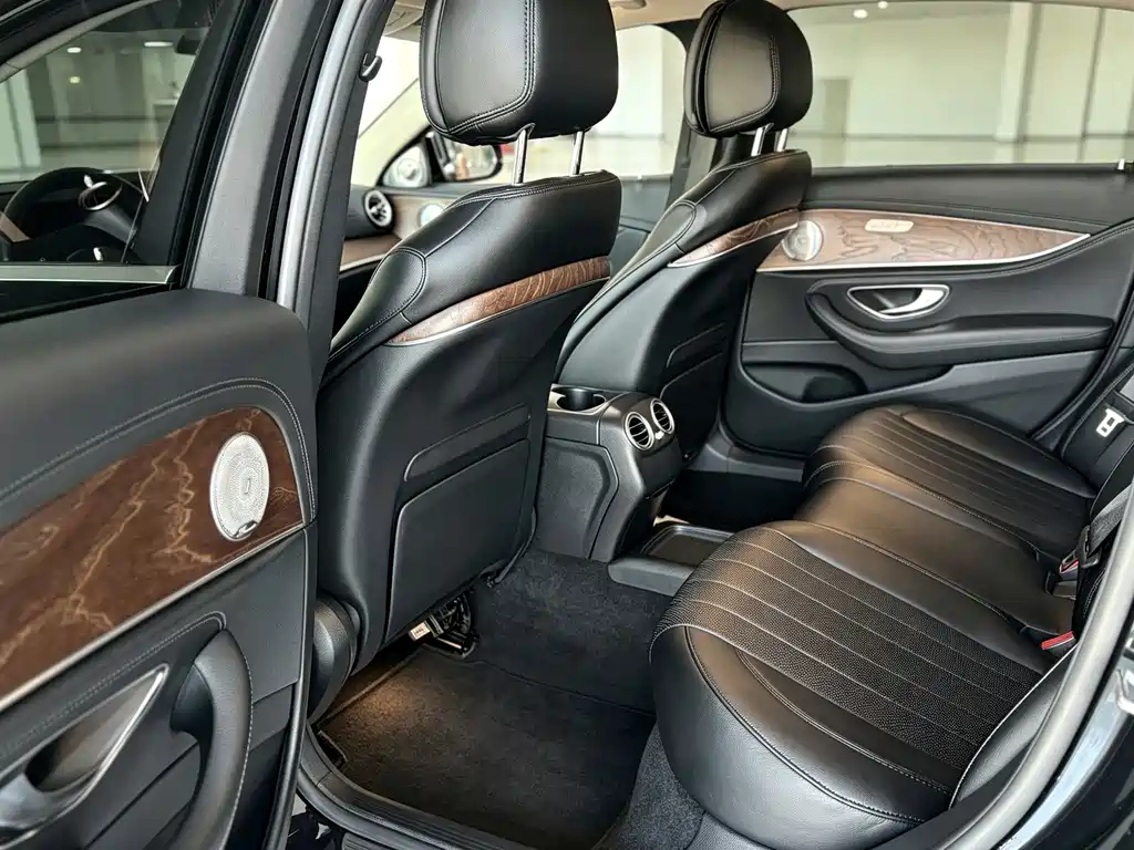 Mercedes-Benz E-Class — миниатюра 7