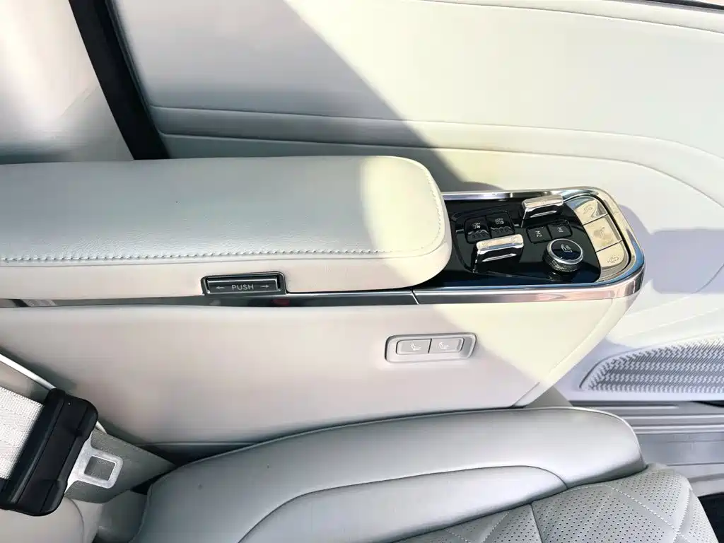 Volvo EM90 — миниатюра 15
