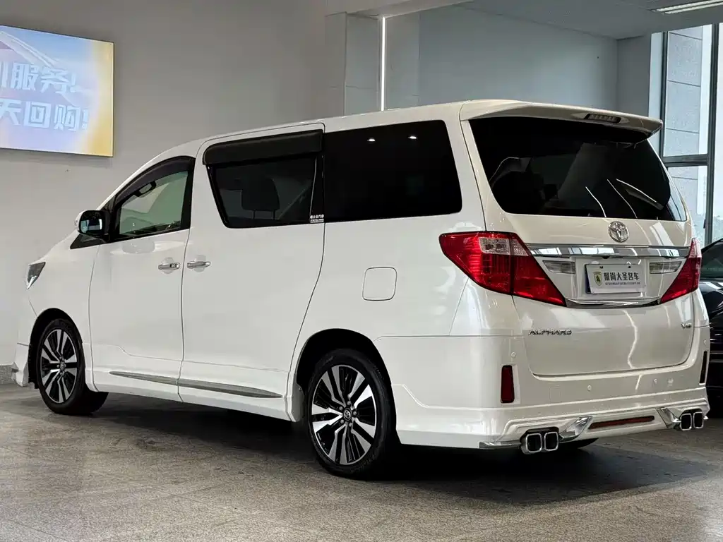 Toyota Alphard — миниатюра 9