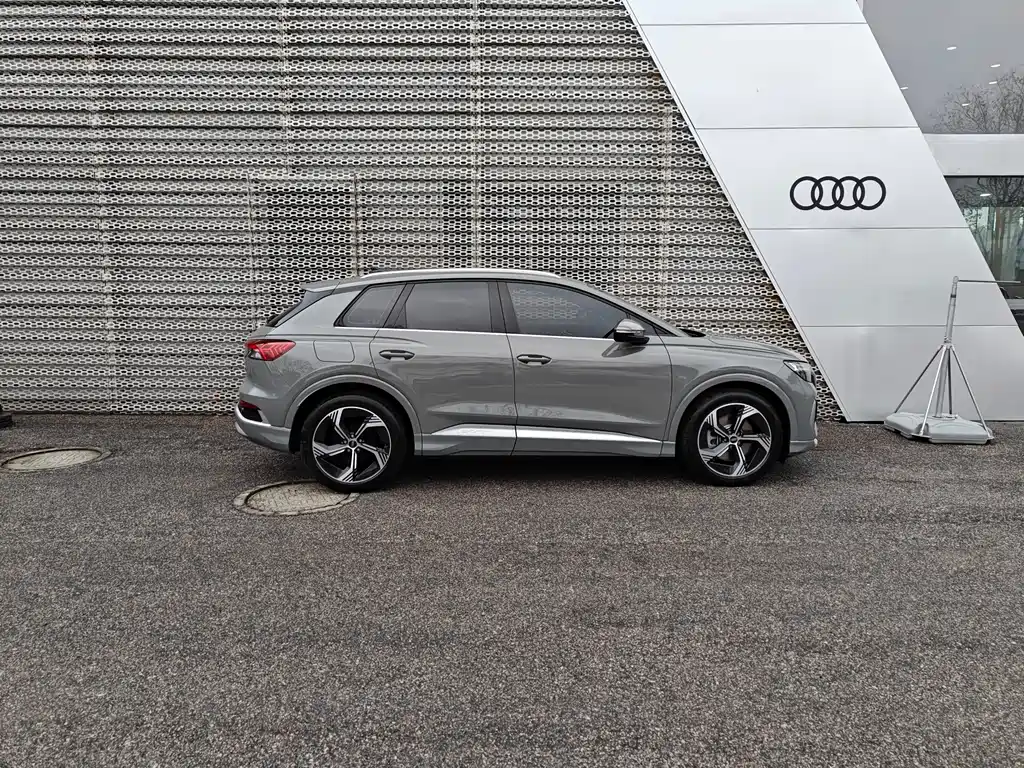 AUDI Q4 E TRON
