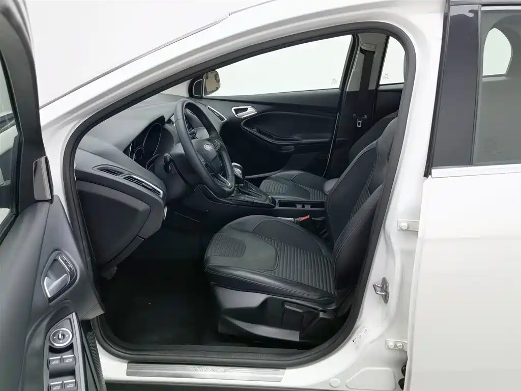 Ford Focus 2015 EcoBoost 180 AT Elite