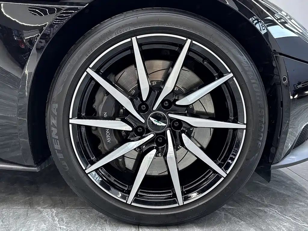 Aston Martin DB11 — миниатюра 8