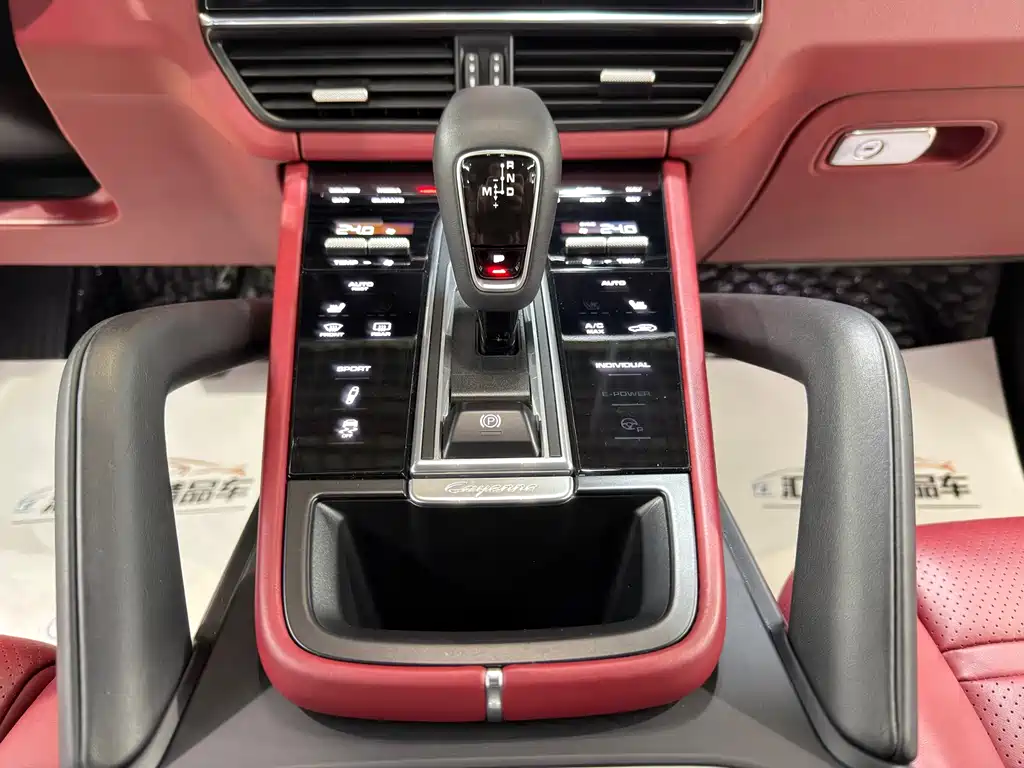 Porsche Cayenne — миниатюра 7