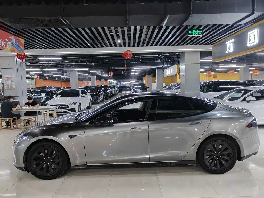 Tesla Model S — миниатюра 9