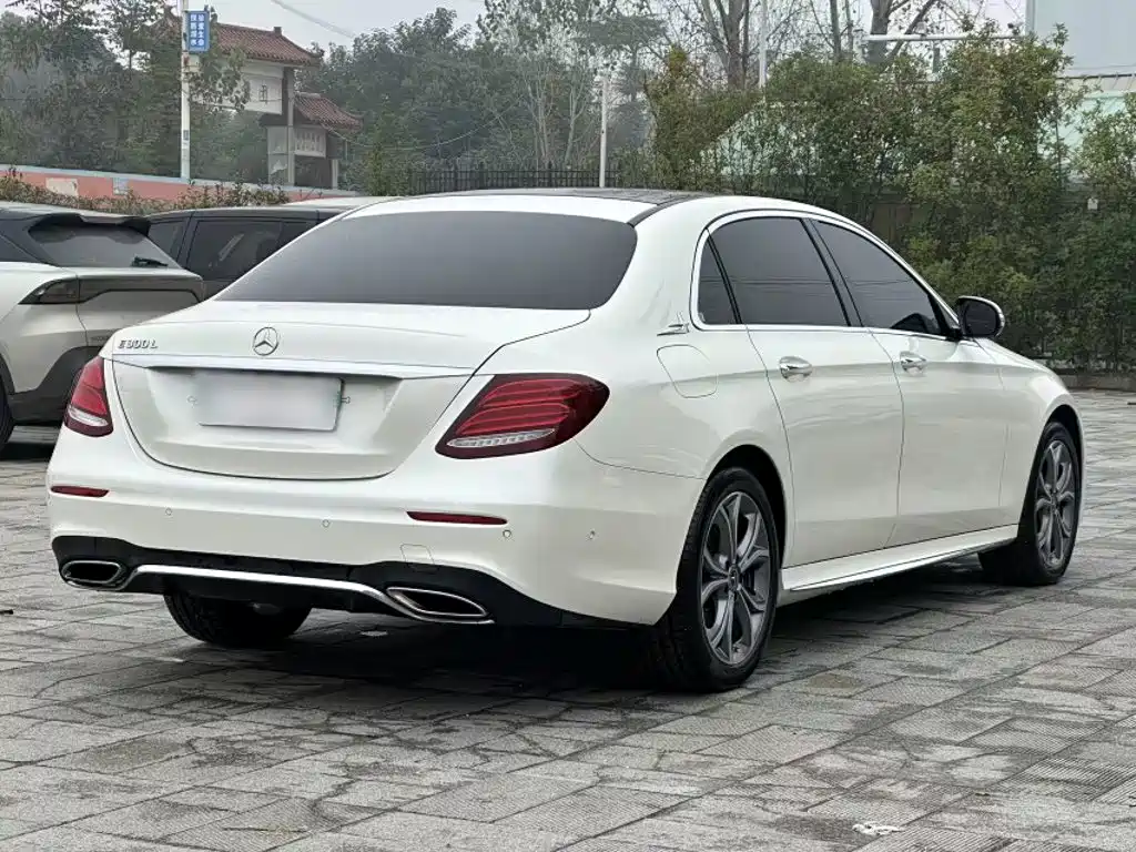 Mercedes-Benz E-Class — миниатюра 7