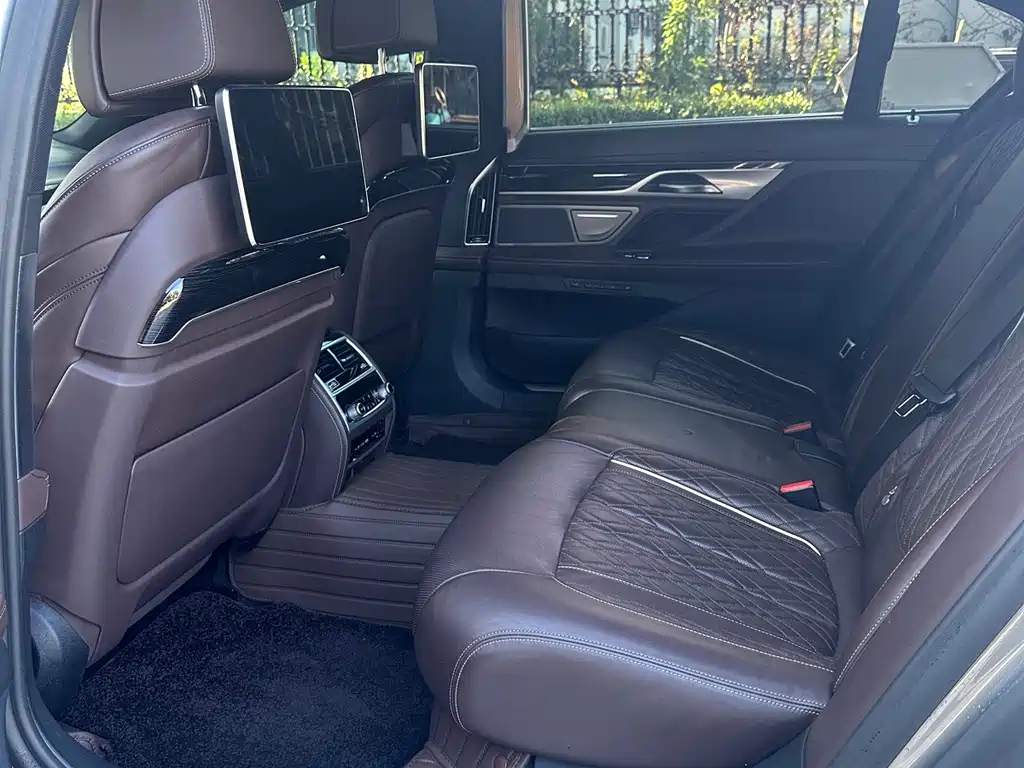 BMW 7 Series — миниатюра 9