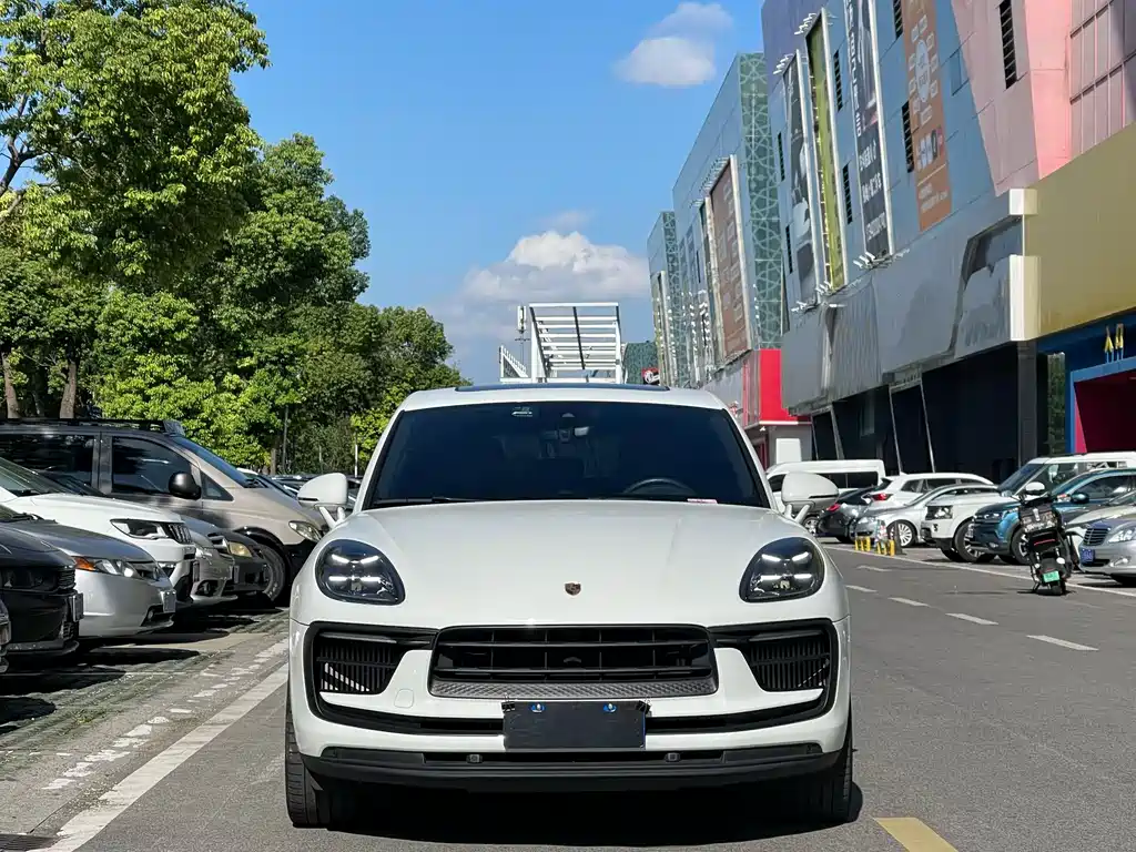 PORSCHE MACAN