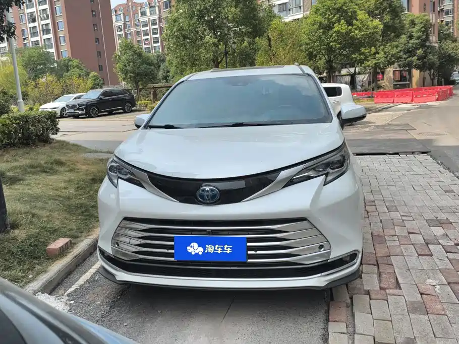 Toyota Sienna — миниатюра 2