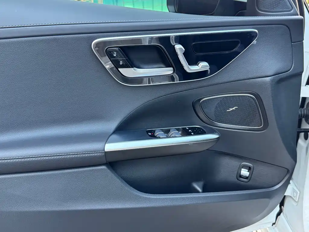 Mercedes-Benz C-Class — миниатюра 6