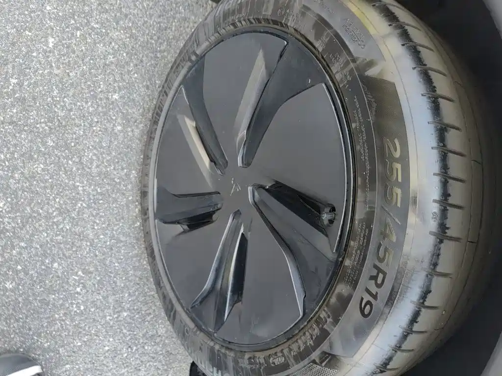 Tesla Model Y — миниатюра 8