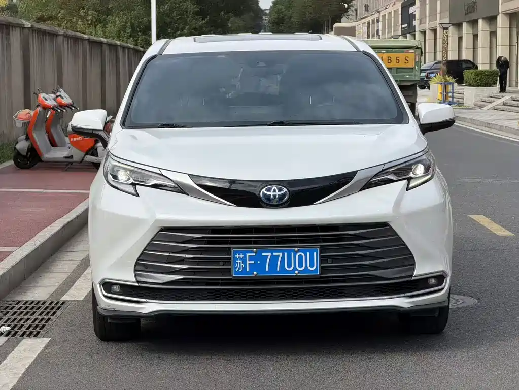 Toyota Sienna — миниатюра 2