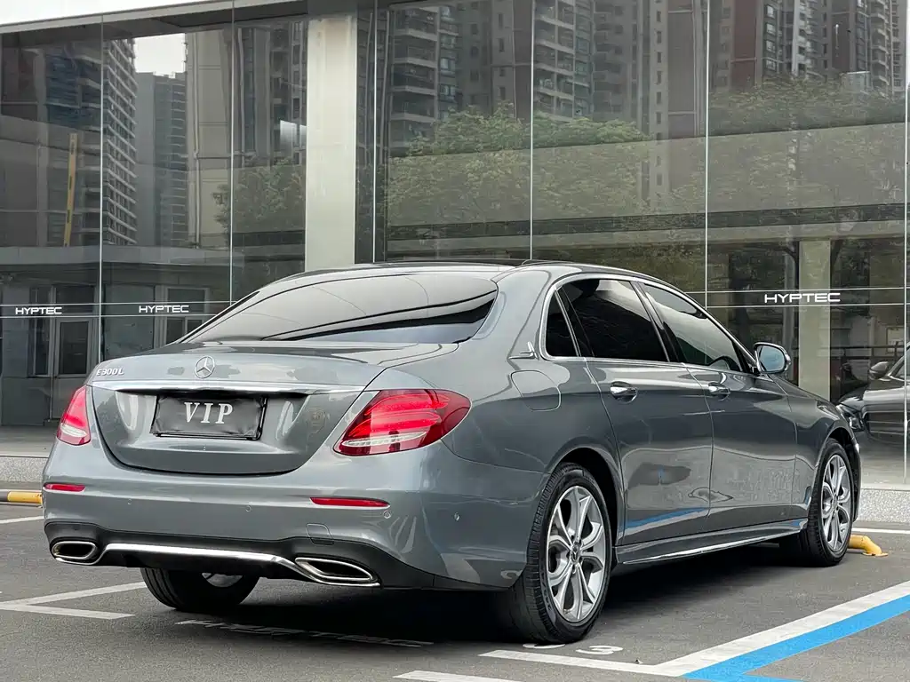 Mercedes-Benz E-Class — миниатюра 11