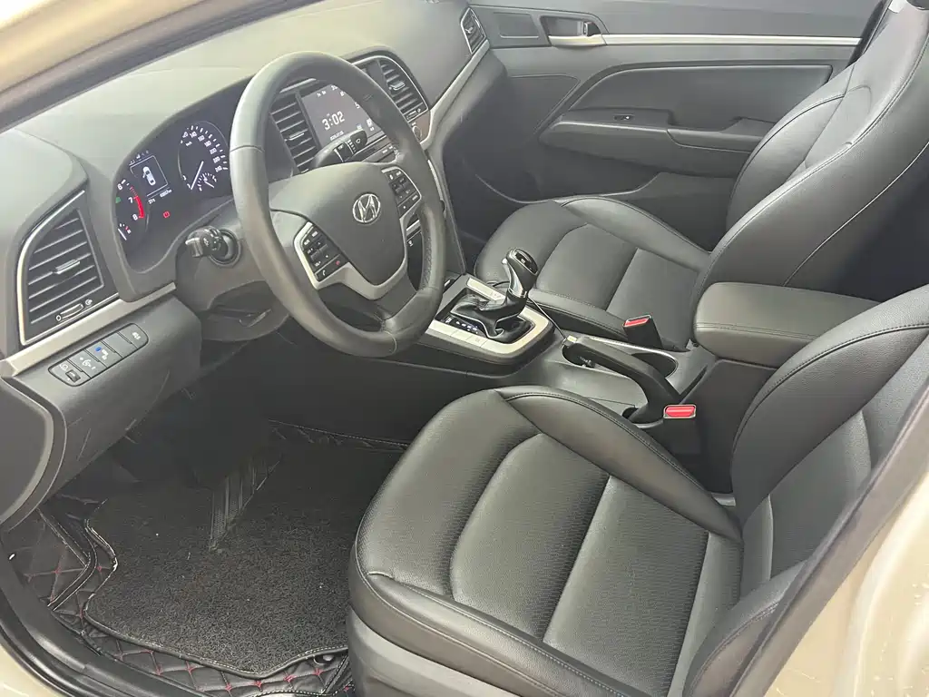 Hyundai Elantra 2016 1.6L AT Luxury